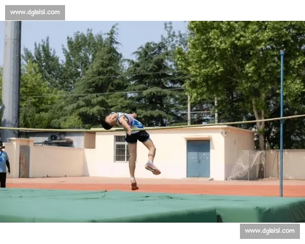 奋力跃起每一次挑战自我的瞬间在跳高赛场上闪光